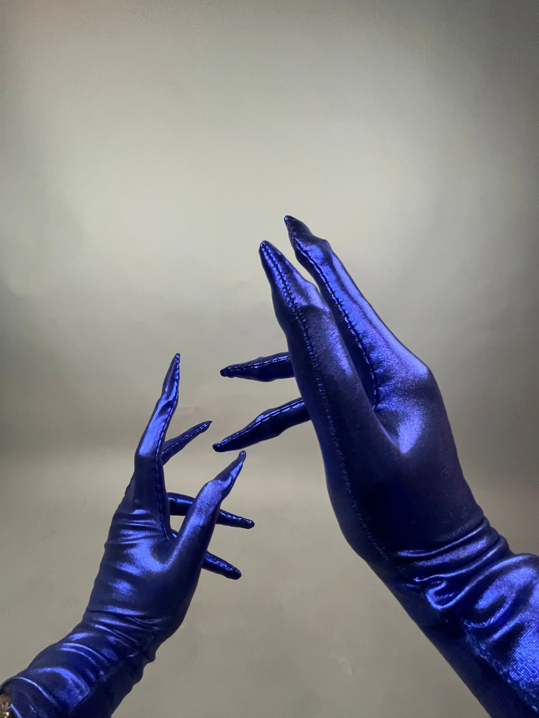 Blue Long Finger Gloves, Spandex Costume Accessory, Foam Fingers, Metallic Handwear, Halloween Cosplay Prop, Futuristic Fashion, Drag Queen Gloves - Image 3