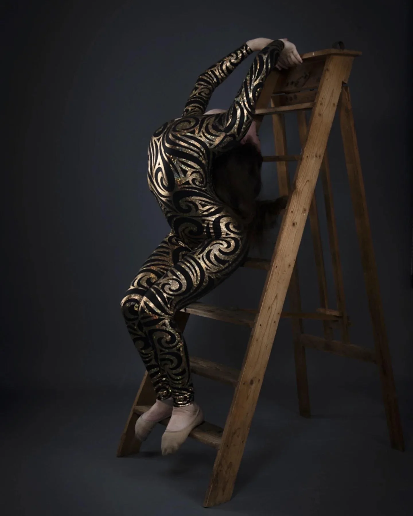 Holographic Silver Black Swirl Print Catsuit, Scoop Neck Long Sleeve Spandex Performance Jumpsuit Apparel - Image 2