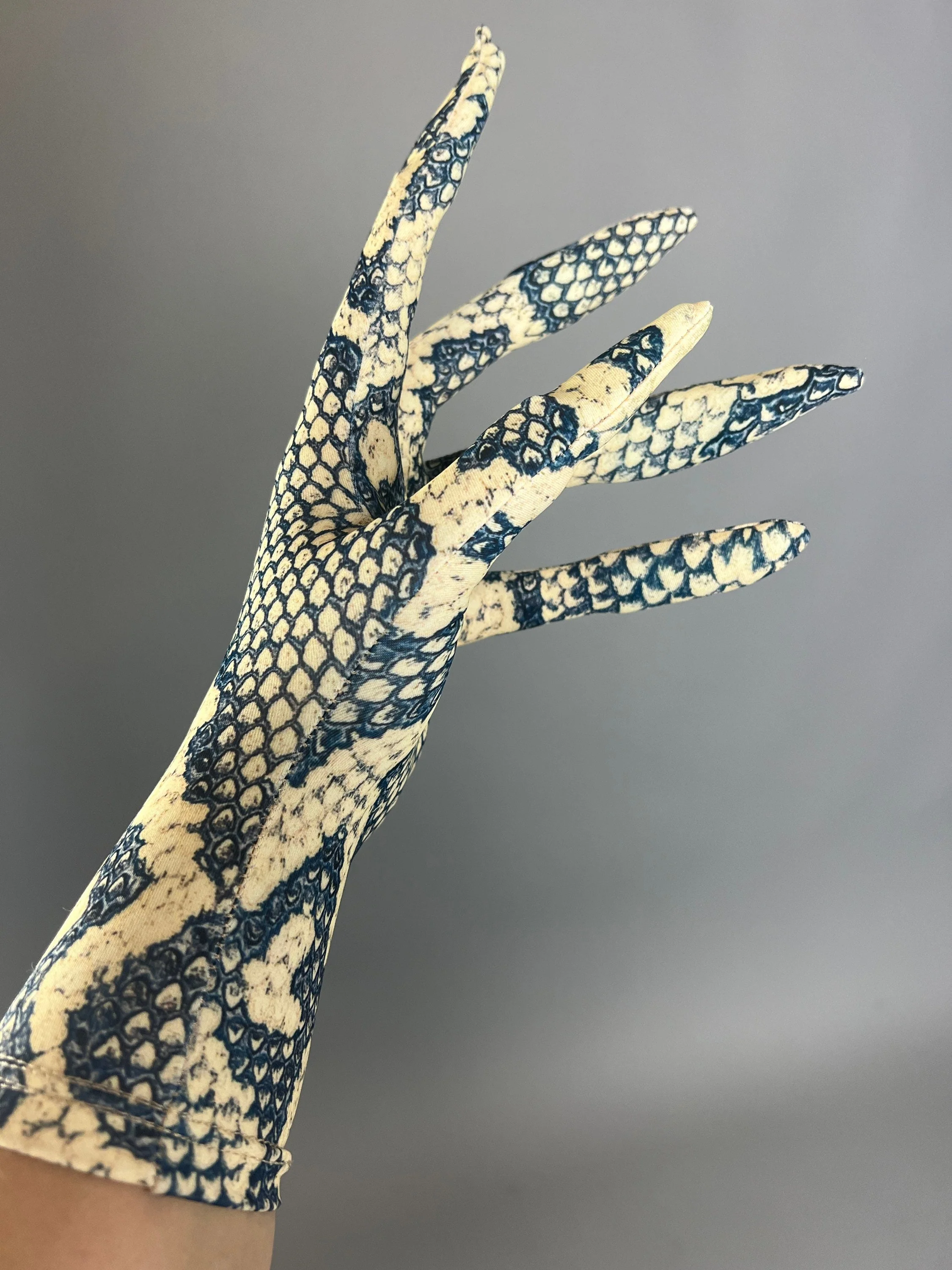 Snake Print Long Finger Gloves, Spandex Costume Accessory, Foam Fingers, Reptile Pattern Handwear, Halloween Cosplay Prop, Drag Queen Gloves - Image 3