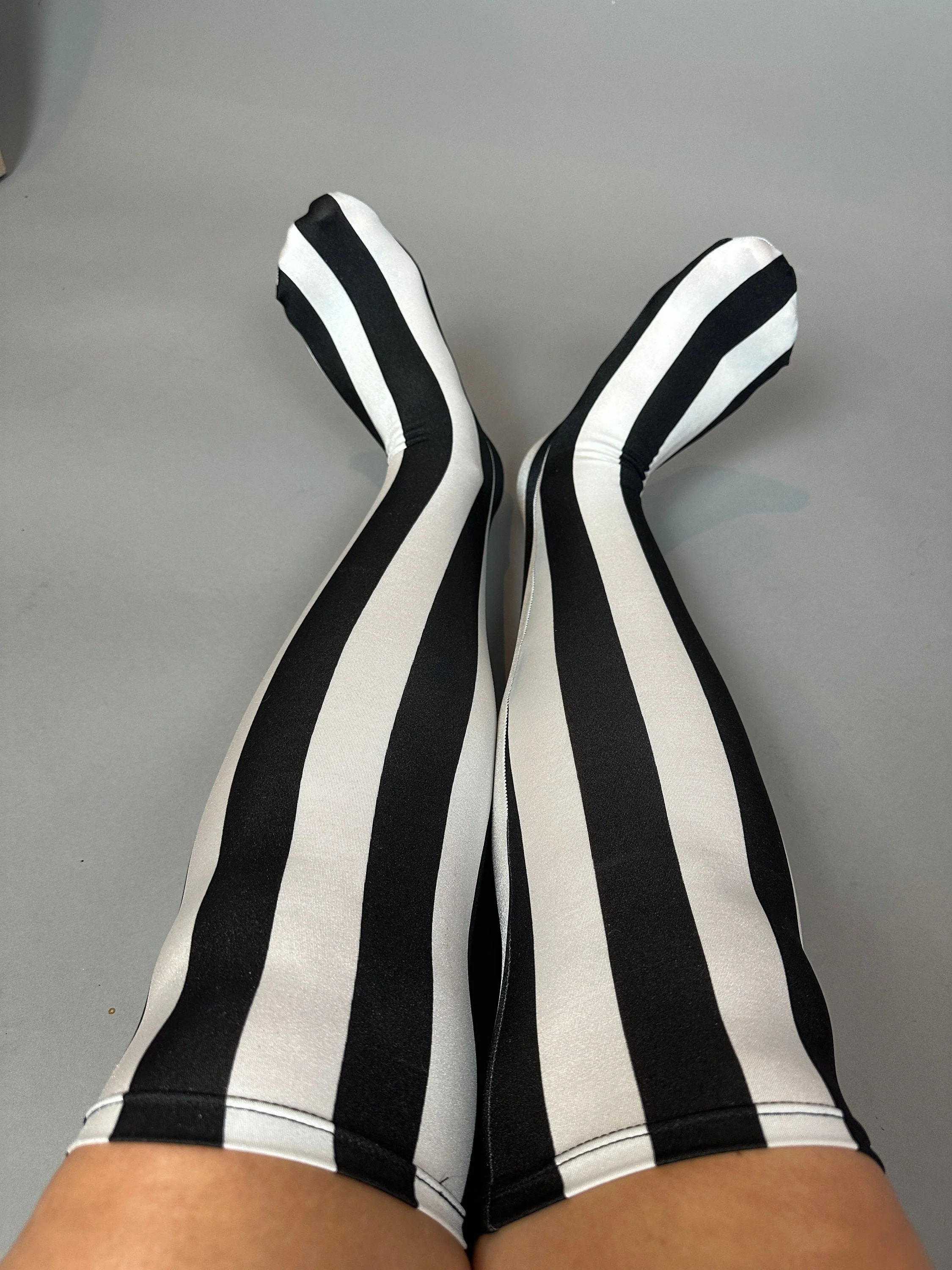 Striped Spandex Socks, Knee High Stockings, Costume Accessory, Cosplay Hosiery, UV Glow Fabric, Black and White Performance Socks
